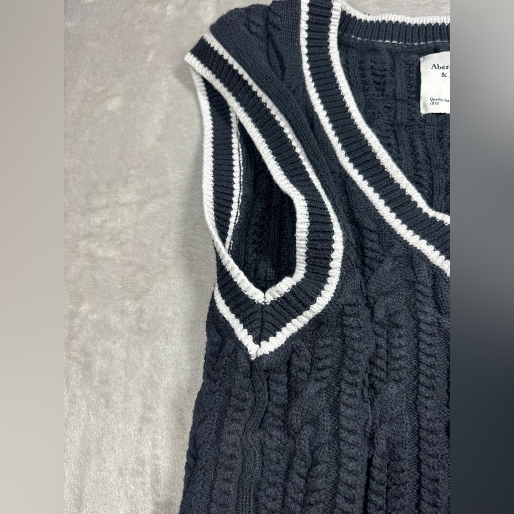 Abercrombie & Fitch Women’s Cable Knit V Neck Cropped Black White Sweater Vest L - Picture 3 of 15